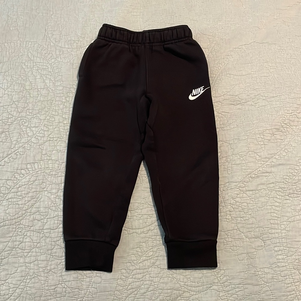 Toddlers Black Nike Sweatpants, size: 4T, super comfortable and soft 👍